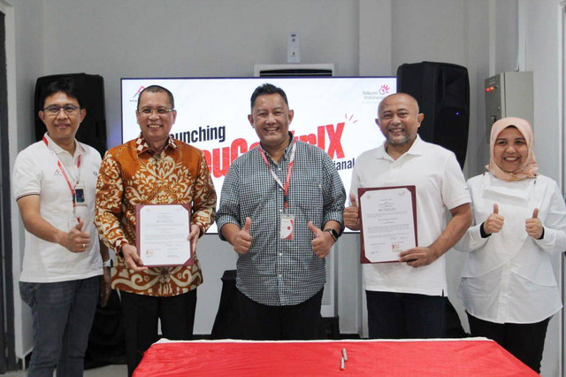 Direktur Wholesale & International Service Telkom (tengah) berfoto bersama dengan Rektor Universitas Tanjungpura (kedua dari kiri), EVP Telkom Regional VI (paling kanan), GM Witel Kalimantan Barat (kedua dari kanan), dan VP Wholesale Product & Service (paling kiri) usai penandatanganan Berita Acara Kesepakatan dan MoU. Foto: dok. Telkom