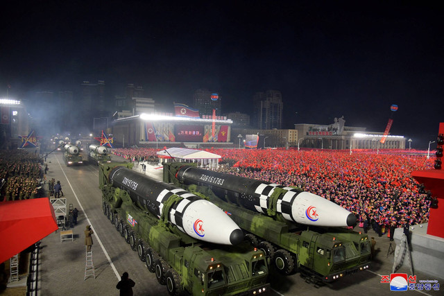 Rudal ditampilkan selama parade militer untuk memperingati 75 tahun berdirinya tentara Korea Utara, di Lapangan Kim Il Sung di Pyongyang, Korea Utara, Rabu (8/2/2023). Foto: KCNA via REUTERS