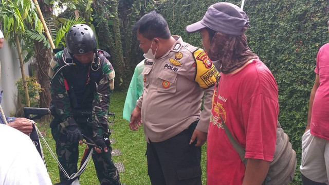 Seorang prajurit TNI nyangkut di rumah warga saat sedang terjun payung akibat angin kencang di Jagakarsa.  Foto: Dok. Istimewa