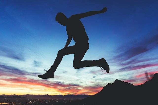 Prinsip utama ketika mengambil awalan dalam lompat jauh. Sumber: unsplash.com