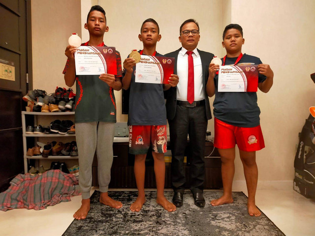 Atlet JKI Kepri menunjukkan piagam penghargaan. Foto: Istimewa