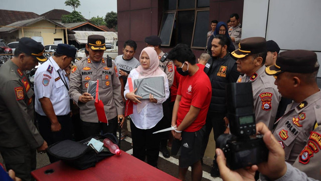 Riko (baju merah), dihadirkan ke hadapan wartawan di Polres Pandeglang. Foto: Dok. Istimewa