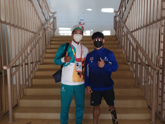 Dosen Spesialis Medikal bedah "Prima Trisna Aji" bersama Atlit Thailand Asean Para Games/Foto : Dokpri