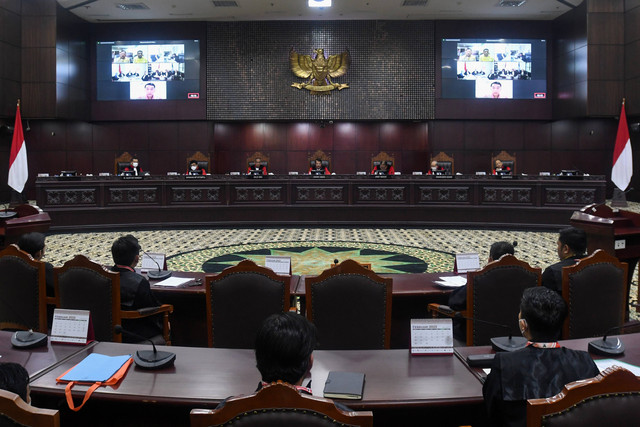 Ketua Majelis Hakim Mahkamah Konstitusi (MK) Anwar Usman (tengah) memimpin jalannya sidang sidang pleno perkara nomor 114/PUU-XX/2022 terkait uji materi UU Pemilu soal sistem pemilihan legislatif proporsional terbuka di Gedung MK, Jakarta. Foto: Aditya Pradana Putra/Antara Foto