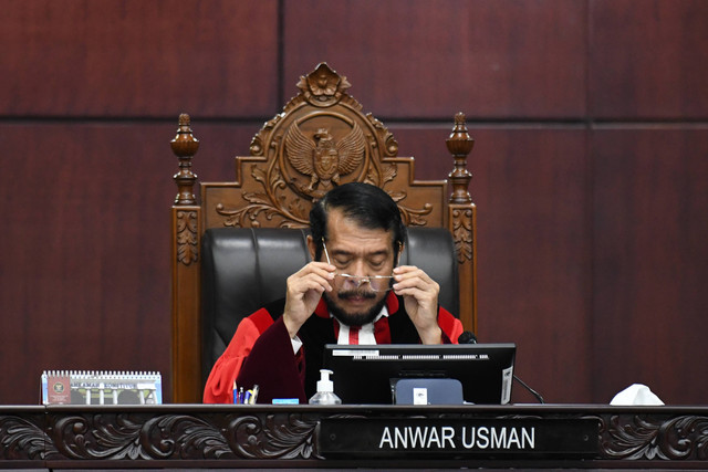 Ketua Majelis Hakim Mahkamah Konstitusi (MK) Anwar Usman memimpin jalannya sidang sidang pleno perkara nomor 114/PUU-XX/2022 terkait uji materi UU Pemilu soal sistem pemilihan legislatif proporsional terbuka di Gedung MK, Jakarta. Foto: Aditya Pradana Putra/Antara Foto