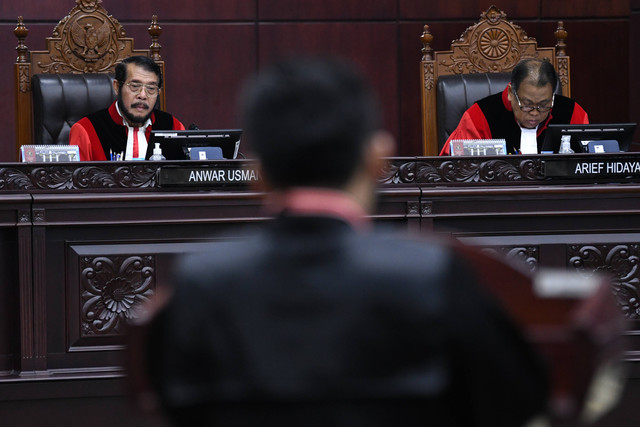 Ketua Majelis Hakim Mahkamah Konstitusi (MK) Anwar Usman (kiri) memimpin jalannya sidang sidang pleno perkara nomor 114/PUU-XX/2022 terkait uji materi UU Pemilu soal sistem pemilihan legislatif proporsional terbuka di Gedung MK, Jakarta. Foto: Aditya Pradana Putra/Antara Foto