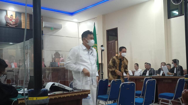 Mantan Rektor Universitas Riau, Prof Aras Mulyadi saat dihadirkan sebagai saksi untuk tiga terdakwa dalam sidang perkara suap penerimaan mahasiswa baru Universitas Lampung. | Foto : Galih Prihantoro/ Lampung Geh