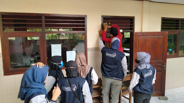 Dokumentasi Pemasangan Plakat pada setiap kelas