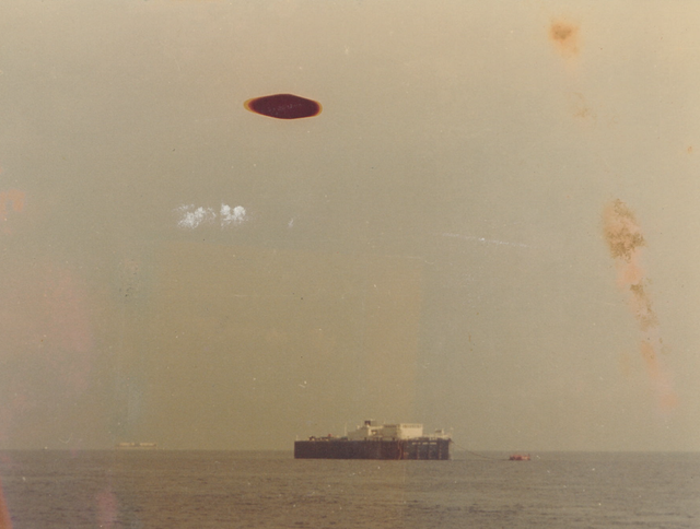 Potret objek tak dikenal di atas kapal tanker Arco Arjuna, lepas pantai Cilamaya tahun 1975. Lengkapnya tentang foto ini bisa dibaca melalui tautan yang disematkan di akhir artikel ini. (Sumber: Dokumentasi arsip pak Salatun, foto oleh Ir. Tony Hartono Rusman)