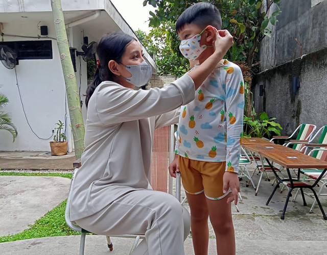 Penggunaan masker di ujung pandemi seperti sekarang sudah menjadi lifestyle. Masker dengan pilihan warna dan motif lebih banyak dipilih. Foto-foto: Masruroh/Basra