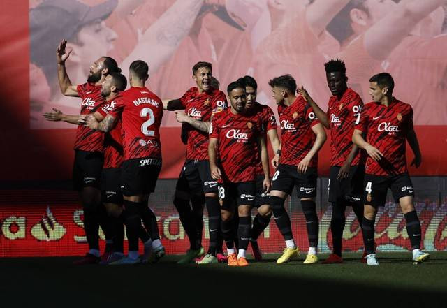 Vedat Muriqi dari Real Mallorca merayakan gol pertamanya bersama rekan setimnya di laga Real Mallorca vs Real Madrid dalam laga lanjutan Liga Spanyol 2022/23 di Stadion Mallorca, Palma, Mallorca, Spanyol. Foto: Juan Medina/Reuters