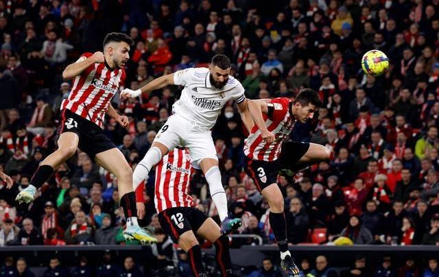 Karim Benzema dari Real Madrid duel dengan Dani Vivian dari Athletic Bilbao dan Aitor Paredes di San Mames, Bilbao, Spanyol. Foto: Vincent West/Reuters