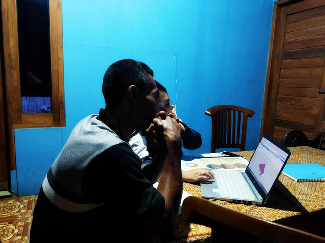 Pelatihan Penggunaan Platform GEE kepada Kadus III Pak Budiyanto (Sumber: Dok.umentasi Pribadi)