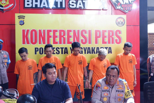 Pelaku kejahatan jalanan atau klitih di Titik Nol Kilometer, Kota Yogyakarta, dihadirkan dalam konferensi pers, Jumat (10/2/2023).
Foto: Arfiansyah Panji Purnandaru/kumparan