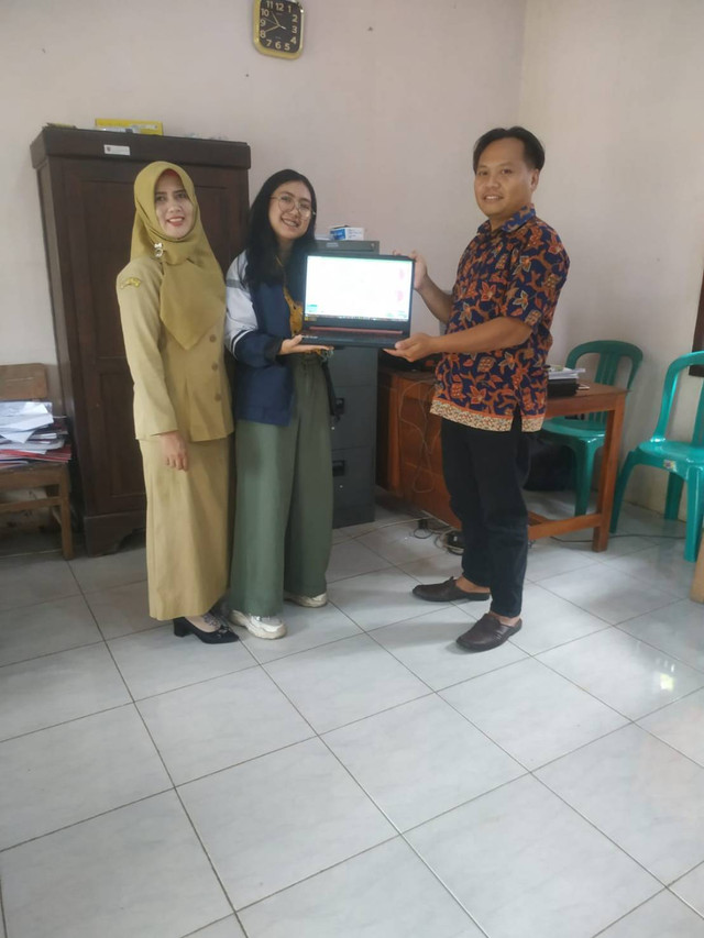 Penyerahan webGIS dan Video tutorial sebagai luaran program (Sumber: Dokumentasi Pribadi)