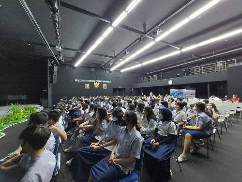 Siswa Sekolah Highscope Indonesia dalam kegiatan sharing bersama Insan Bumi Mandiri. Dokumentasi pribadi 