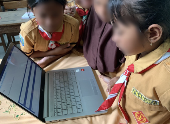 Anak-anak terlihat antusias ketika belajar berbasis teknologi di SDN 2 Sugihwaras, Ngluyu