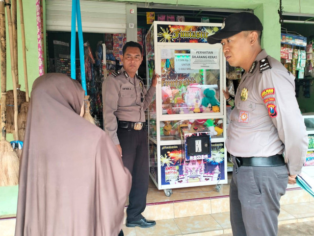 Polres Sumenep mengimbau masyarakat untuk menghentikan permainan capit boneka (claw machine), sebagaimana Fatwa MUI Sumenep yang mengharamkan claw machine. Foto: Dok. Istimewa