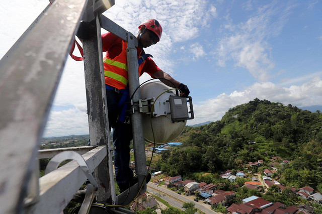 Teknisi XL Axiata sedang melakukan pemeliharaan perangkat BTS XL Axiata di Jalan Lintas Malindo, Kecamatan Entikong, Kabupaten Sanggau, Provinsi Kalimantan Barat, Kamis (9/2). Foto: XL Axiata