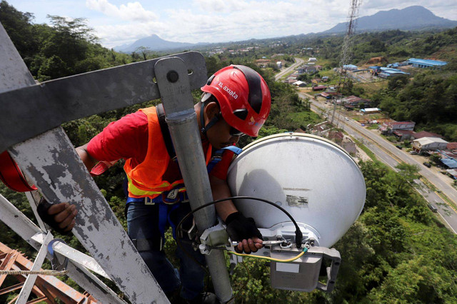 Teknisi XL Axiata sedang melakukan pemeliharaan perangkat BTS XL Axiata di Jalan Lintas Malindo, Kecamatan Entikong, Kabupaten Sanggau, Provinsi Kalimantan Barat, Kamis (9/2). Foto: XL Axiata