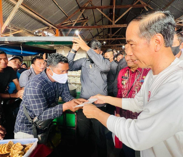 Presiden Jokowi di Pasar Batuphat Timur, Aceh. Foto: Laily Rachev/Biro Pers Sekretariat Presiden