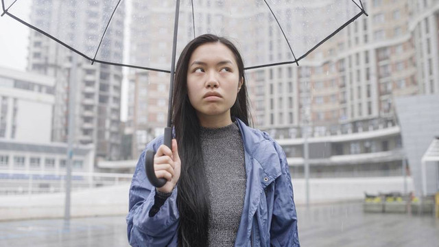 Kala cuaca tak bersahabat, tubuh lebih rentan terserang penyakit, produktivitas bisa terganggu. Foto: Shutterstock