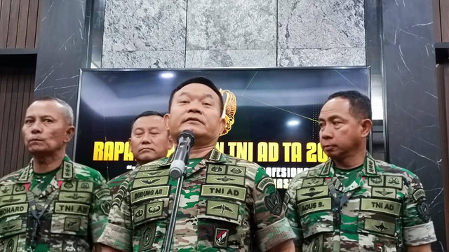 Kepala Staf TNI Angkatan Darat, Dudung Abdurachman, memberikan keterangan pers pada Rapim TNI AD 2023 di Mabes AD, Jakarta, Jumat (10/2). Foto: Thomas Bosco/kumparan