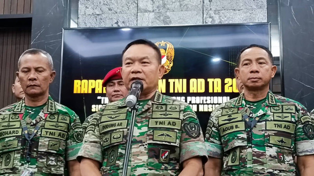 Kepala Staf TNI Angkatan Darat, Dudung Abdurachman, memberikan keterangan pers pada Rapim TNI AD 2023 di Mabes AD, Jakarta, Jumat (10/2). Foto: Thomas Bosco/kumparan