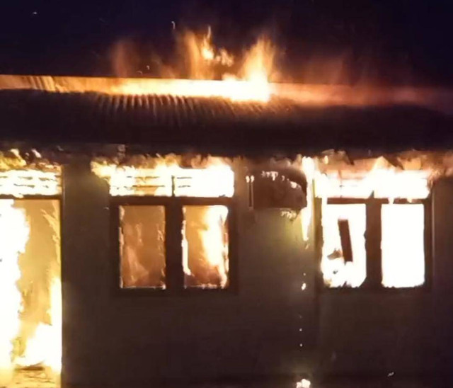 Kebakaran di ruang Unit Intel Kodim 1802/Sorong. Foto: Istimewa