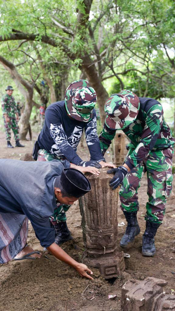 Menegakkan nisan di kompleks makam bersejarah Aceh. Foto: Suparta/acehkini 