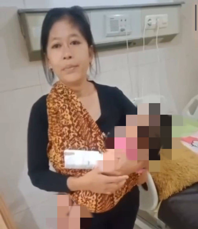 Sri wahyuni saat menggendong anaknya, Foto : Istimewa