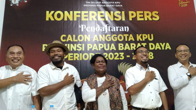 Tim seleksi calon anggota KPU Provinsi Papua Barat Daya Periode 2023-2028 terdiri dari Ketua Dr. Thomson F. E Elias yang merupakan akademisi dan tokoh agama, Sekretaris Dr. Bustamin Wahid akademisi Unamin Sorong dan anggota Dr. Kris Nugroho akademisi Universitas Airlangga Surabaya, Johanna Kristina Naomi Kamesrar, SE akademisi STIE Bukit Zaitun dan Aktivis Perempuan Papua dan Gatot Purnomo tokoh masyarakat yang juga mantan komisoner KPU Papua Barat, foto: Yanti/BalleoNEWS