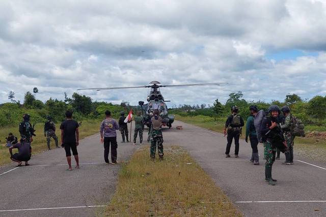 Personel TNI/Polri berada di dekat helikopter yang mendarat di Distrik Kenyam, Kabupaten Nduga, Papua Pegunungan, Rabu (8/2/2023). Foto: Humas Pendam Cenderawasih/HO ANTARA