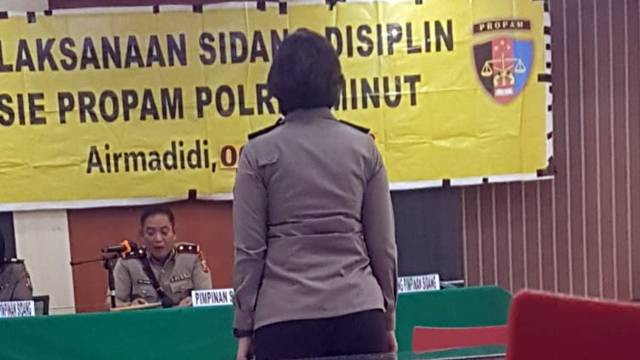Iptu YK alias Yusi, saat mengikuti sidang disiplin terkait dugaan pemerasan yang dilakukan terhadap korban kebakaran saat dirinya masih menjabat Kapolsek Mapanget. 