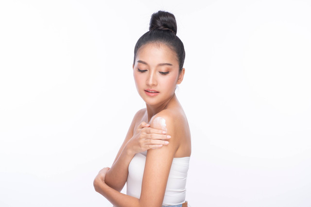 Ilustrasi perempuan mengaplikasikan body lotion. Foto: Avirut S/Shutterstock