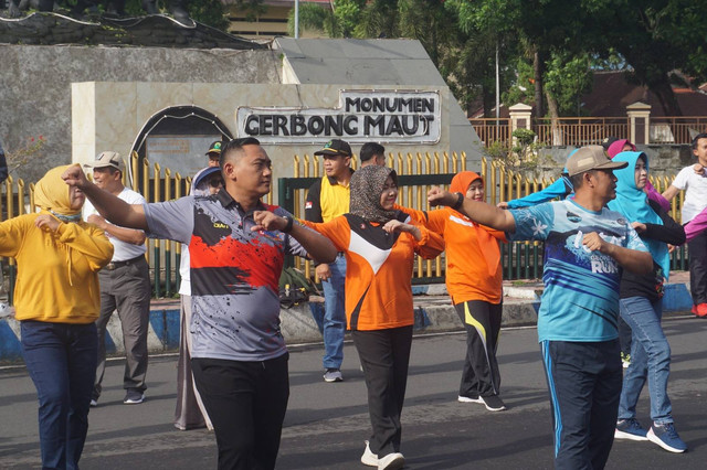 Hadiri Undangan Bupati Bondowoso, Kalapas Senam Pagi Bersama Jajaran FORKOPIMDA