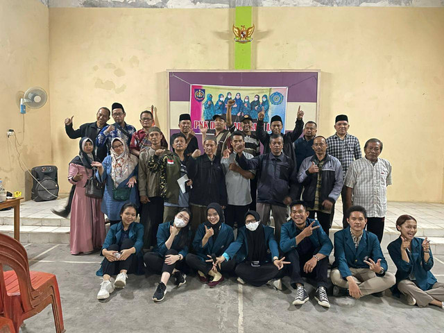 Foto Bersama Mahasiswa KKN Tim 1 Undip dengan Pelaku UMKM dan Perangkat Desa di Balai Desa Harjosari Lor, Kecamatan Adiwerna, Kabupaten Tegal, Jumat (27/2). Sumber: Tim Dokumentasi KKN Undip Desa Harjosari Lor