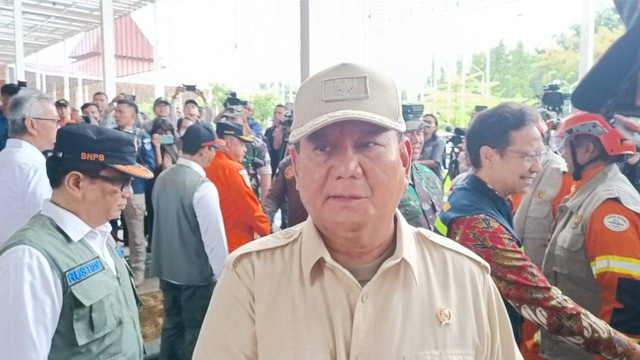 Menhan Prabowo Subianto pada upacara pelepasan Tim Musar untuk bantu korban gempa Turki di Lanud Halim Perdanakusuma, Jakarta, Sabtu (11/2/2023). Foto: Thomas Bosco/kumparan