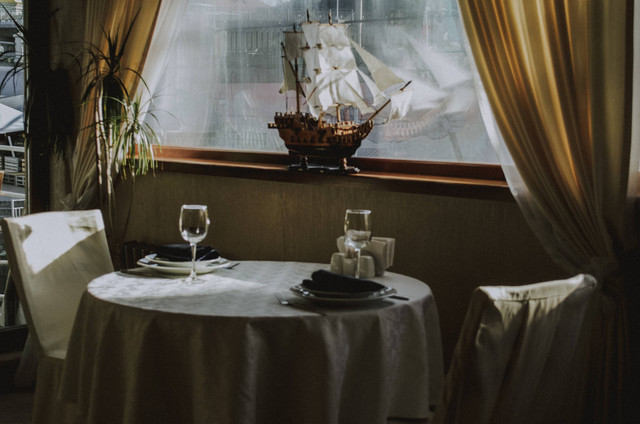 Tempat dinner untuk Valentine di Bekasi paling romantis. Foto: Unsplash/Tanya Pro.