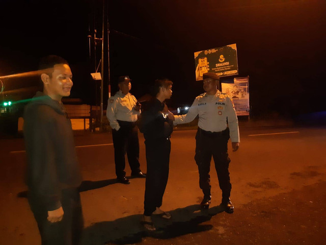 R (tengah), yang ditembak menggunakan airsoft gun. Dok: Ist.