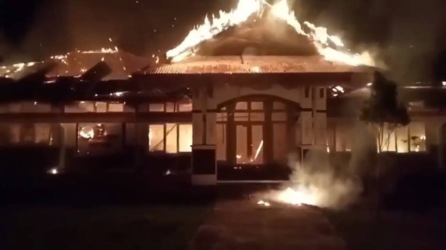 Kantor Camat Huamual ludes terbakar pada Sabtu (11/2/2023). Foto: Dok. Istimewa