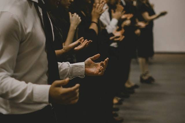 illustrasi Contoh Perilaku Kerukunan Internal Umat Seagama. Sumber: unsplash.com/pedro lima