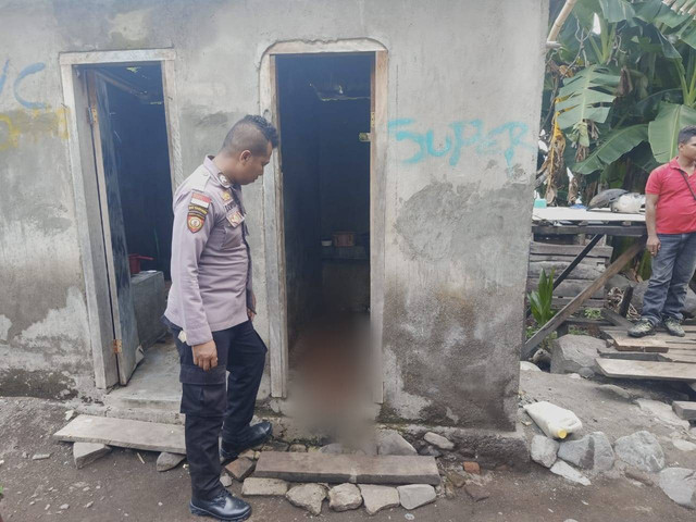 Keterangan foto:Polisi Polsek Bola saat mendatangi lokasi kejadian.
