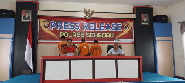 Kasat Reskrim Polres Sekadau, Iptu Rahmad Kartono, memberikan paparan saat press release pengungkapan kasus tipikor dan kekerasan anak. Foto: Dina Mariana