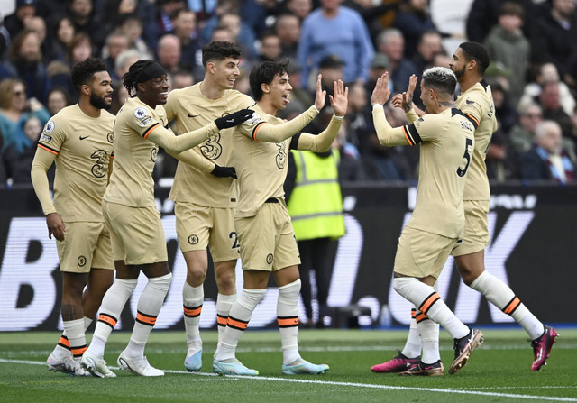 Joao Felix dari Chelsea merayakan gol pertamanya bersama rekan setimnya, Foto: Tony Obrien/Reuters