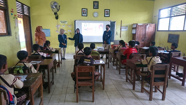 Semangat Belajar! Mahasiswa KKN UNDIP Prodi Bahasa dan Budaya Jepang Ajarkan Budaya Jepang pada Siswa-Siswi SDN 1 Kendel