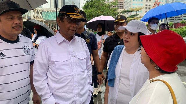Menkopolhukam, Mahfud MD dan Ketua Komnas HAM Atnike Nova Sigiro hadiri acara pawai mendorong perencanaan UU PRRT, Jalan Sudirman, Jakarta, Minggu (12/2/2023). Foto: Luthfi Humam/kumparan