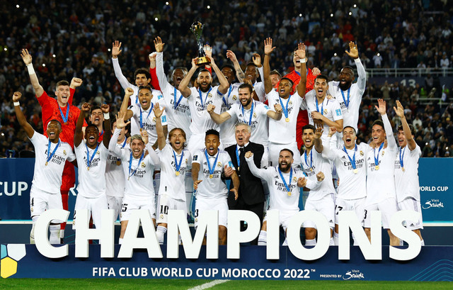 Selebrasi pemain Real Madrid setelah memenangkan final  Piala FIFA Club World di Stadion Pangeran Moulay Abdellah, Rabat, Maroko. Foto: Andrew Boyers/Reuters
