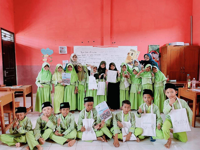 Foto Bersama Siswa Kelas 3B SDIT Muslimat NU Kluwut (Dokumentasi Pribadi)