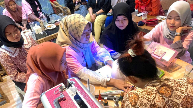 Srikandi Ganjar Sumatera Selatan menggelar kegiatan bersama milenial di Kota Ogan Ilir bertajuk Nail Art Class. Foto: Dok. Istimewa